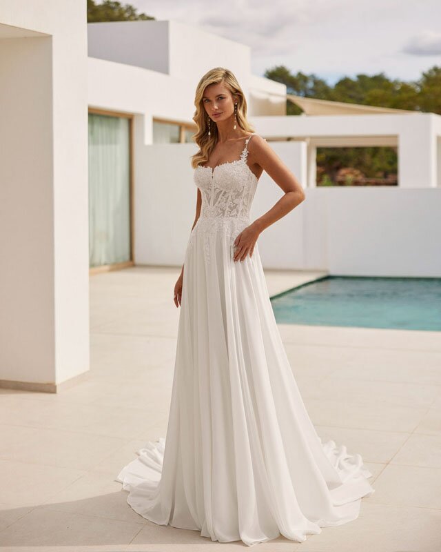 abito da sposa indossato da una modella